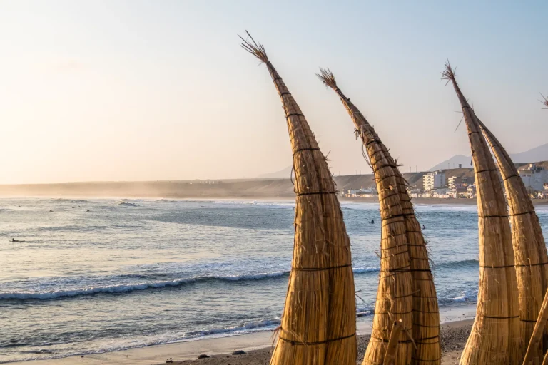 Caballitos de totora en la playa de Huanchaco, Trujillo, Perú