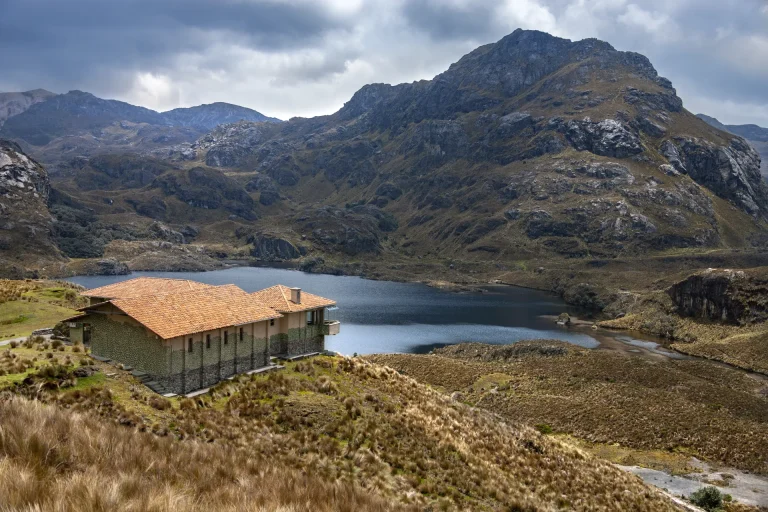 Laguna y montañas del Parque Nacional El Cajas, en la sierra sur de Ecuador cercana a Ingapirca