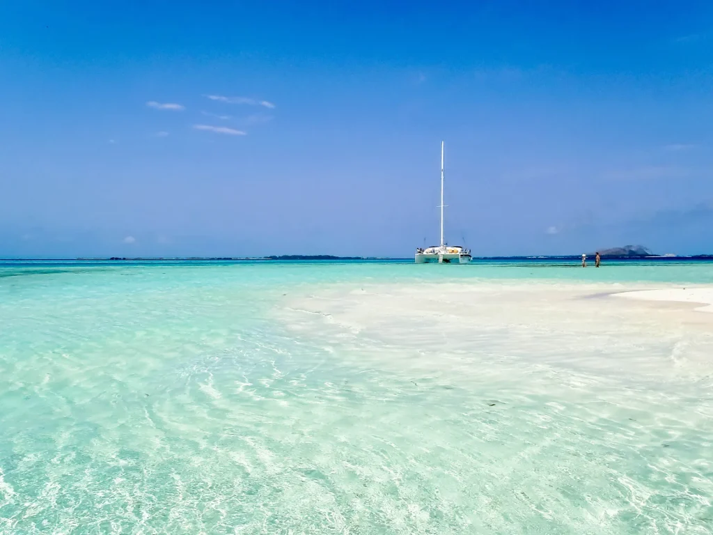 Banco de arena blanca y aguas turquesa del Caribe venezolano, similar a las playas de Isla de Coche