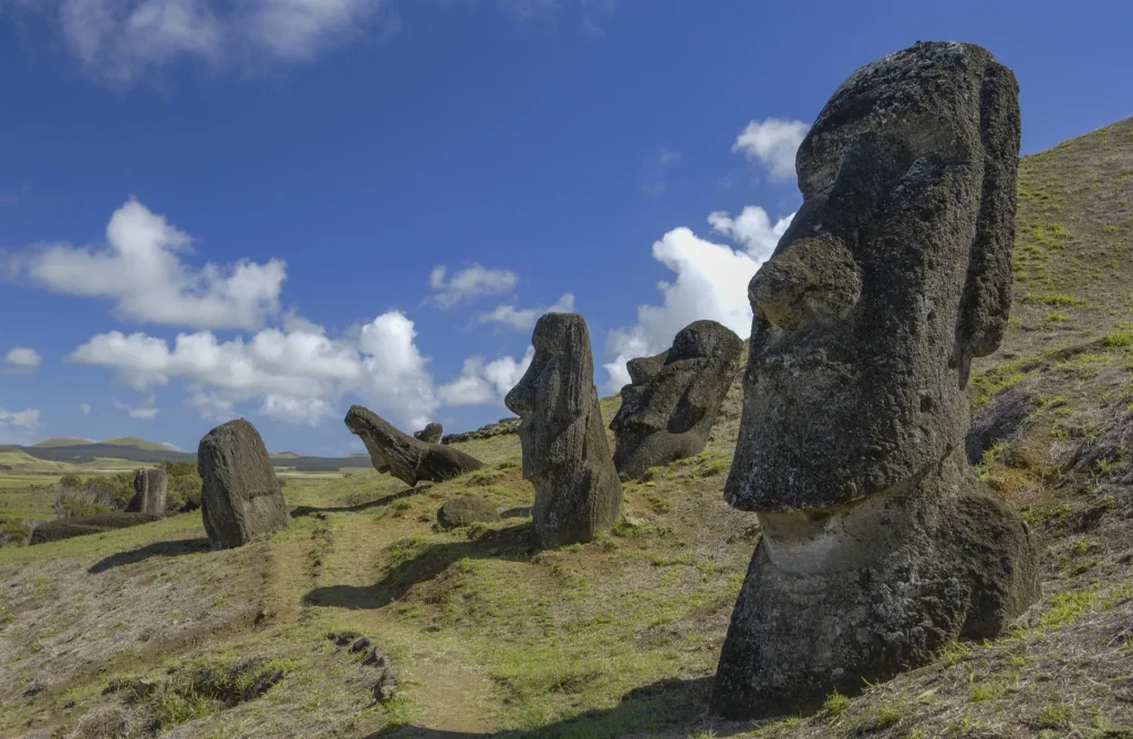 Moáis en la ladera del volcán Rano Raraku en la Isla de Pascua, Chile
