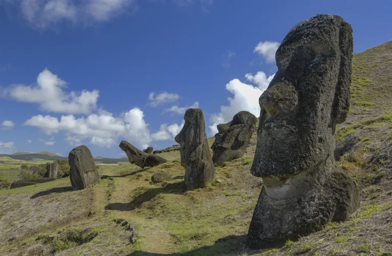 Moáis en la ladera del volcán Rano Raraku en la Isla de Pascua, Chile