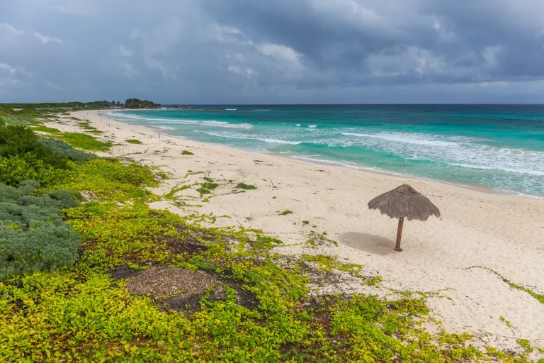 Playa de arena blanca y mar turquesa del Caribe en Isla Mujeres, Quintana Roo, México