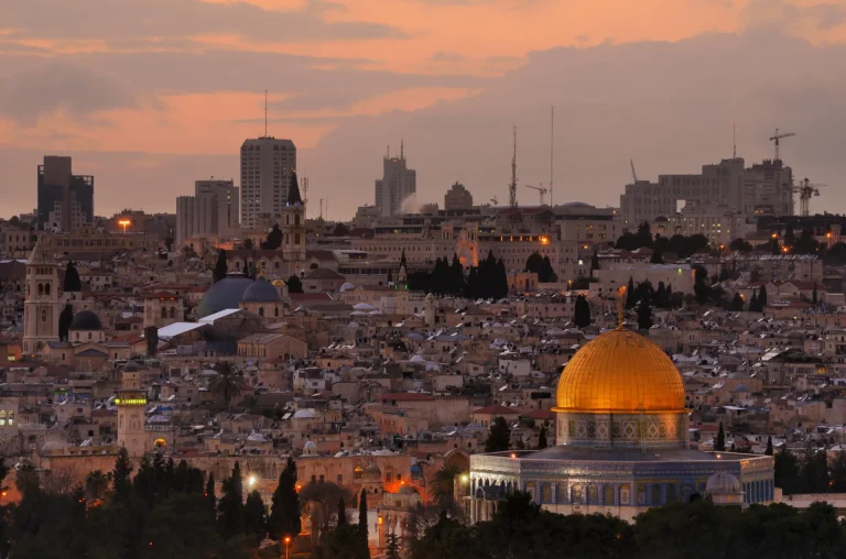 Ciudad vieja de Jerusalén con la Cúpula de la Roca al atardecer, Israel
