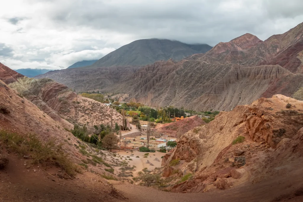 Vista del pueblo de Purmamarca entre cerros de colores en la Quebrada de Humahuaca, Jujuy, Argentina