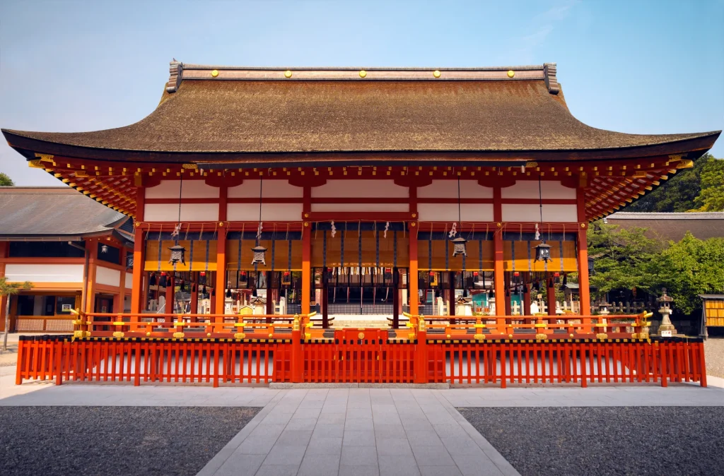 Pabellón principal del santuario Fushimi Inari en Kioto, Japón