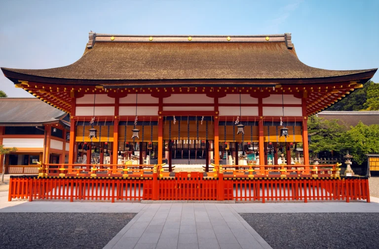 Pabellón principal del santuario Fushimi Inari en Kioto, Japón