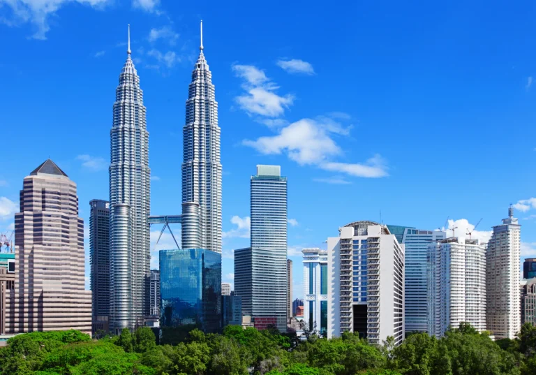 Torres Petronas y rascacielos del centro de Kuala Lumpur, Malasia