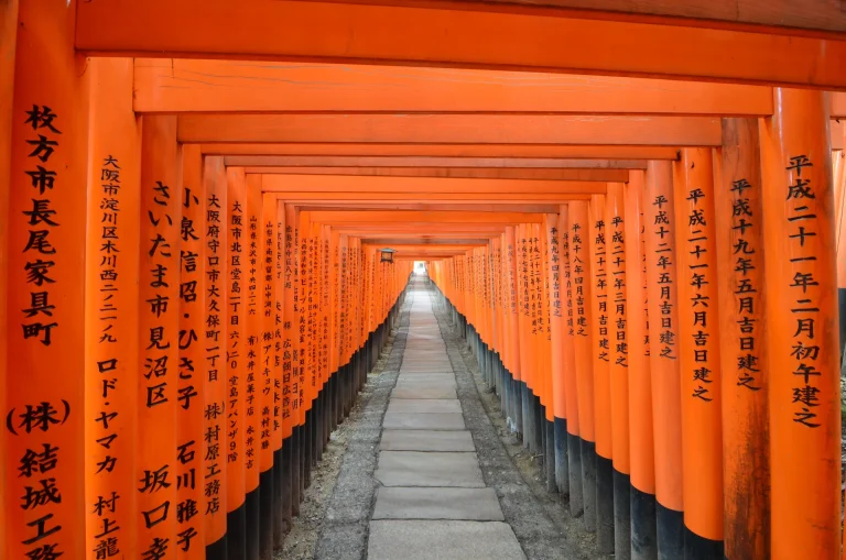 Túnel de puertas torii naranjas del santuario Fushimi Inari en Kioto, Japón