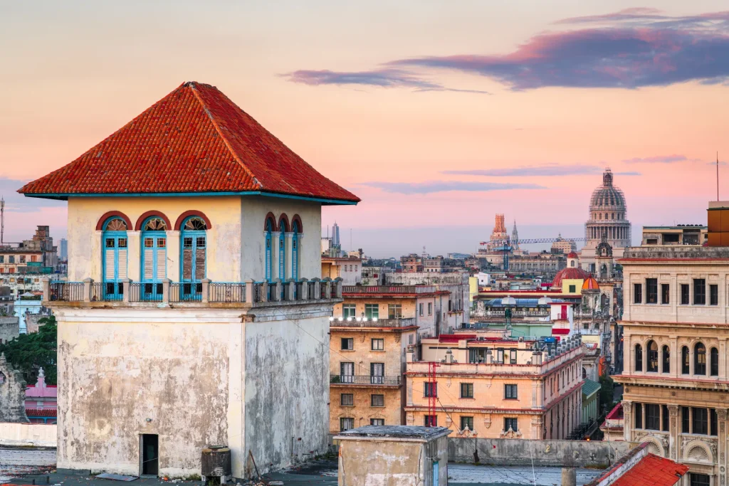 Tejados de La Habana con la cúpula del Capitolio al atardecer, Cuba