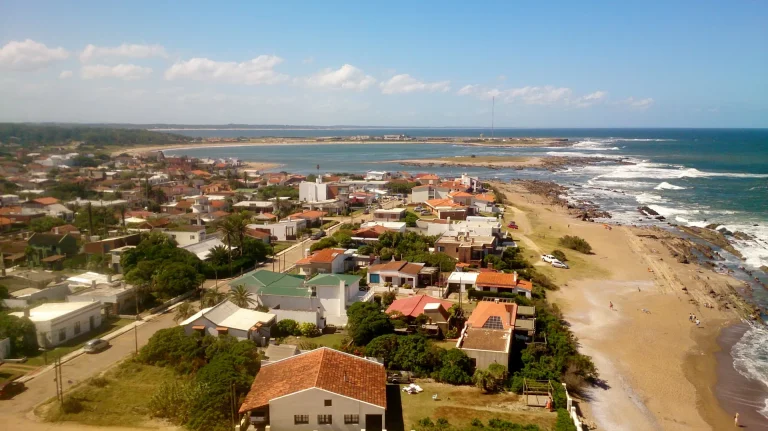 Vista aérea de la costa, la playa y el pueblo de La Paloma, Rocha, Uruguay