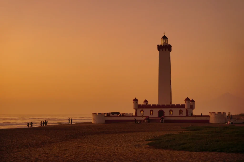 Faro Monumental de La Serena al atardecer en la playa, Chile