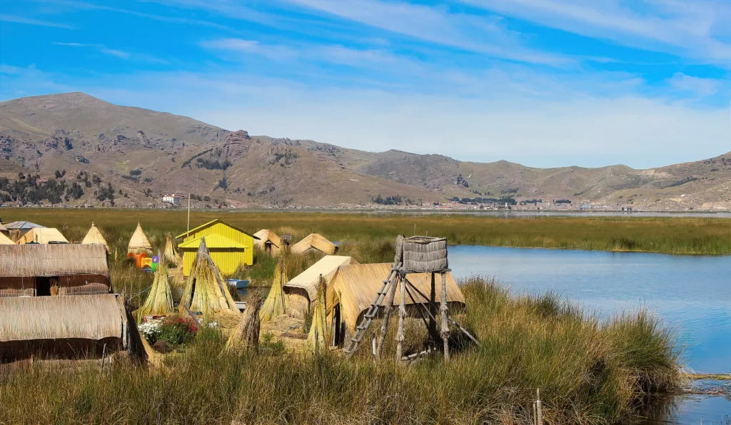 Islas flotantes de los Uros con casas de totora en el lago Titicaca, Puno, Perú