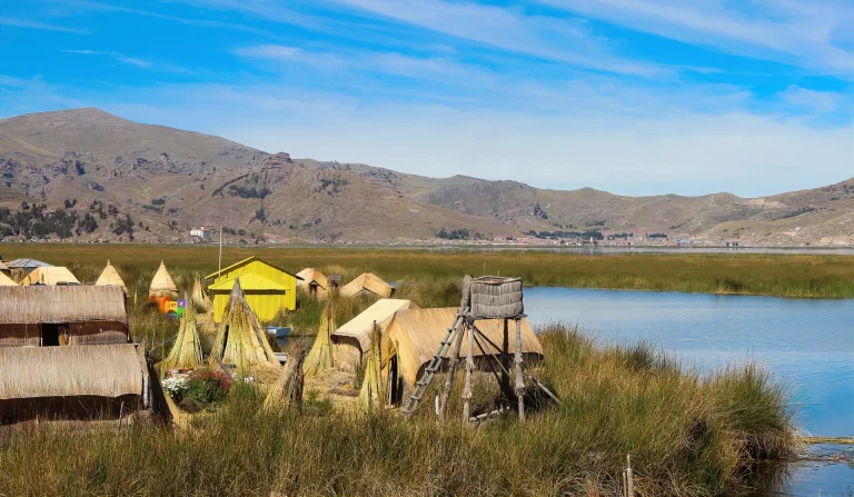 Islas flotantes de los Uros con casas de totora en el lago Titicaca, Puno, Perú