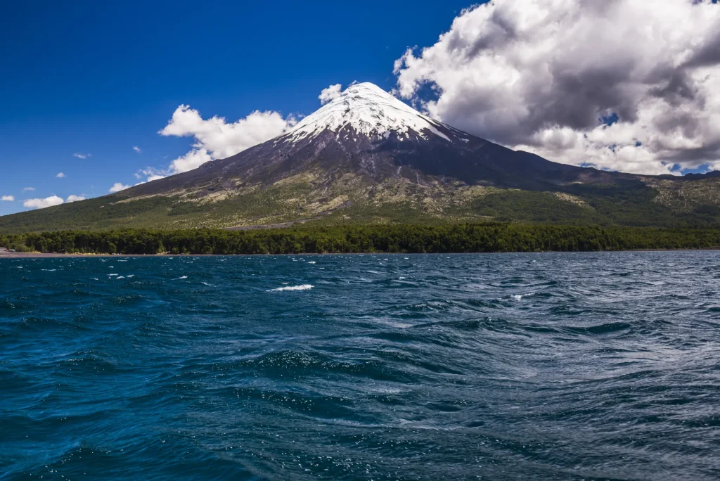 Volcán Osorno nevado visto desde el lago Todos los Santos, región de los Lagos Andinos, Chile