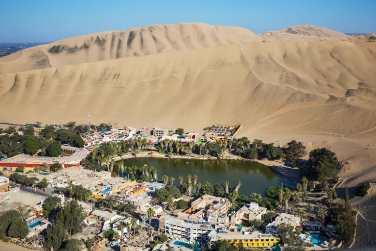 Grandes dunas de arena del desierto de Ica rodeando la laguna de Huacachina, Perú