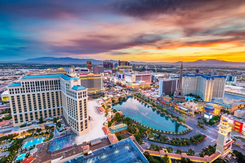Vista aérea del Strip de Las Vegas con las fuentes del Bellagio al atardecer, Estados Unidos