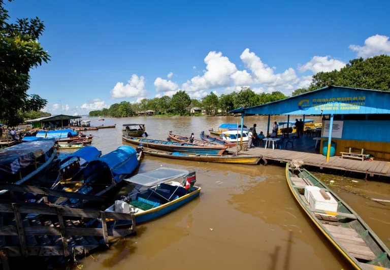 Embarcaciones en el puerto fluvial de Leticia sobre el río Amazonas, Colombia
