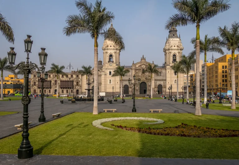 Catedral Basílica de Lima en la Plaza Mayor con palmeras, Lima, Perú
