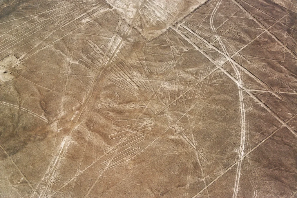 Vista aérea del geoglifo del cóndor en las Líneas de Nazca, desierto de Ica, Perú