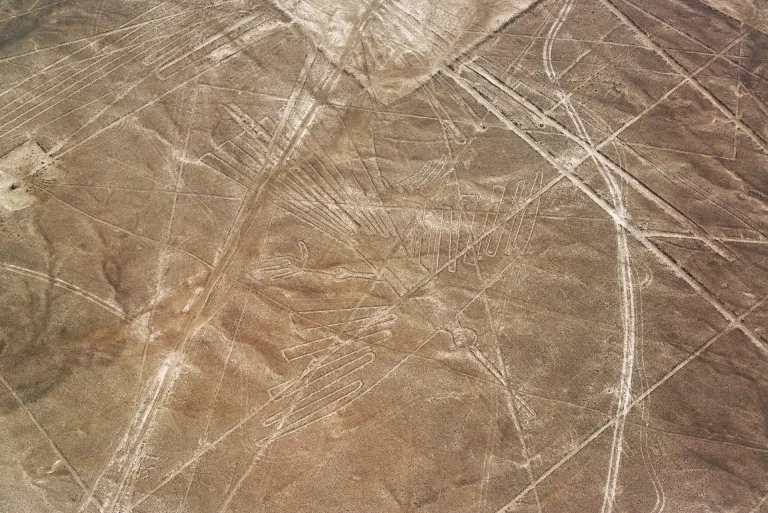 Vista aérea del geoglifo del cóndor en las Líneas de Nazca, desierto de Ica, Perú