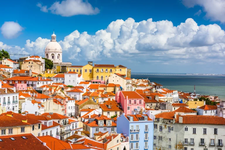 Tejados del barrio de Alfama con el Panteón Nacional y el río Tajo, Lisboa, Portugal