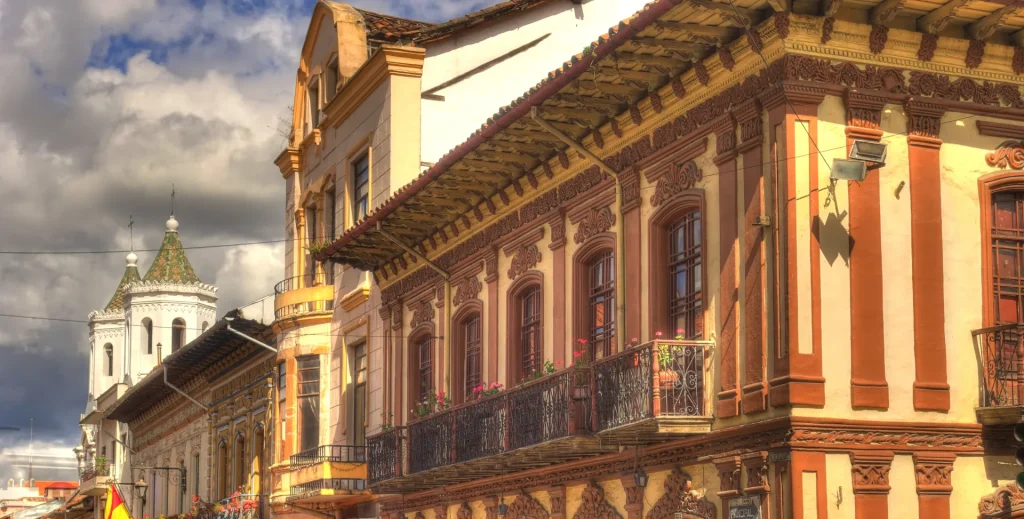 Arquitectura colonial con balcones en una ciudad andina del sur de Ecuador, similar al centro histórico de Loja