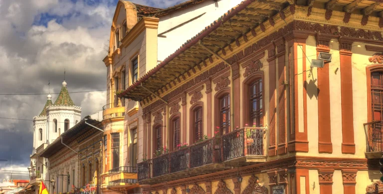 Arquitectura colonial con balcones en una ciudad andina del sur de Ecuador, similar al centro histórico de Loja