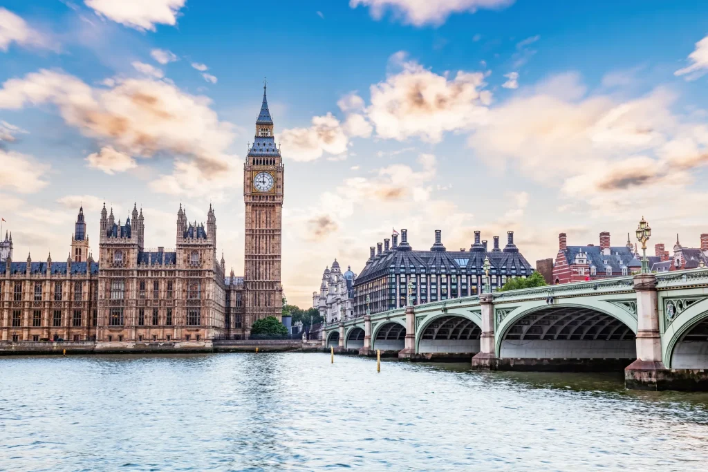 Big Ben y el puente de Westminster sobre el río Támesis, Londres, Reino Unido