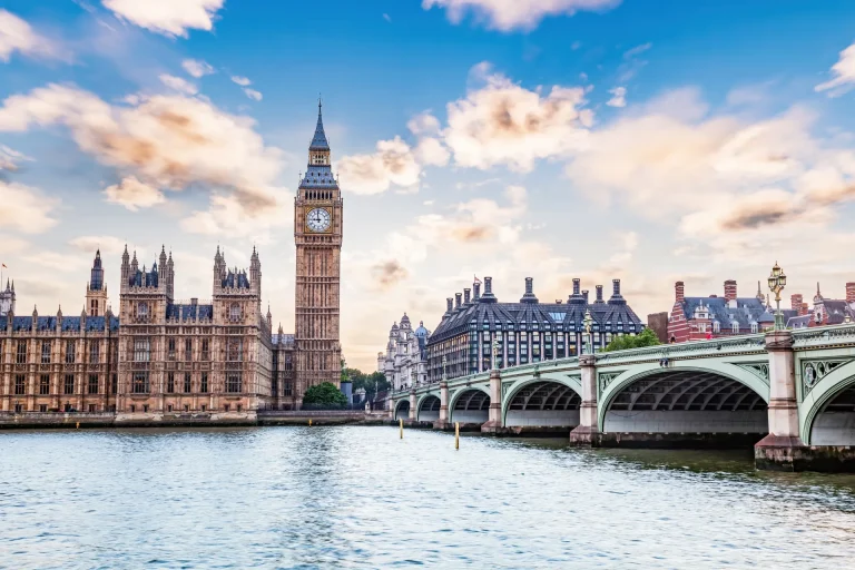 Big Ben y el puente de Westminster sobre el río Támesis, Londres, Reino Unido
