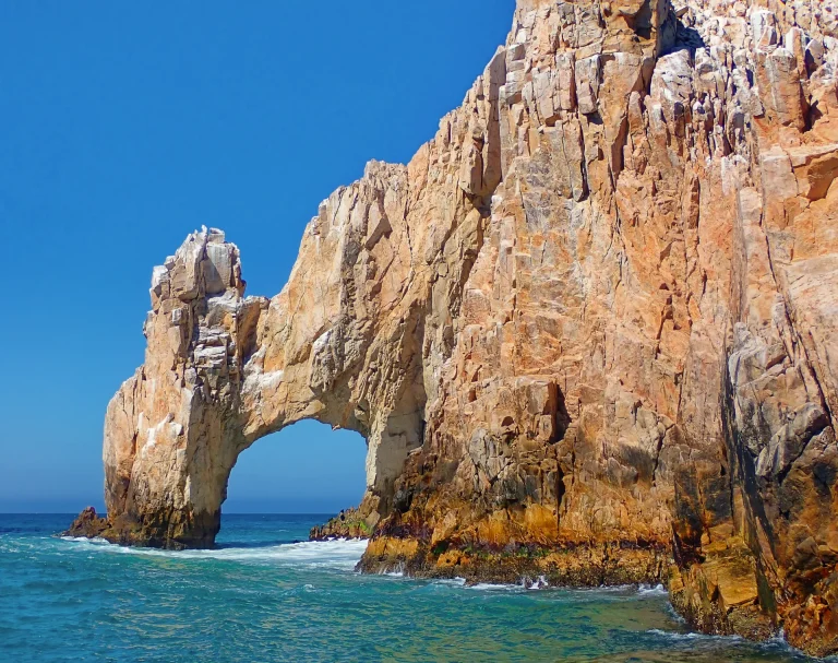 El Arco de Cabo San Lucas sobre el mar turquesa, Los Cabos, Baja California Sur, México