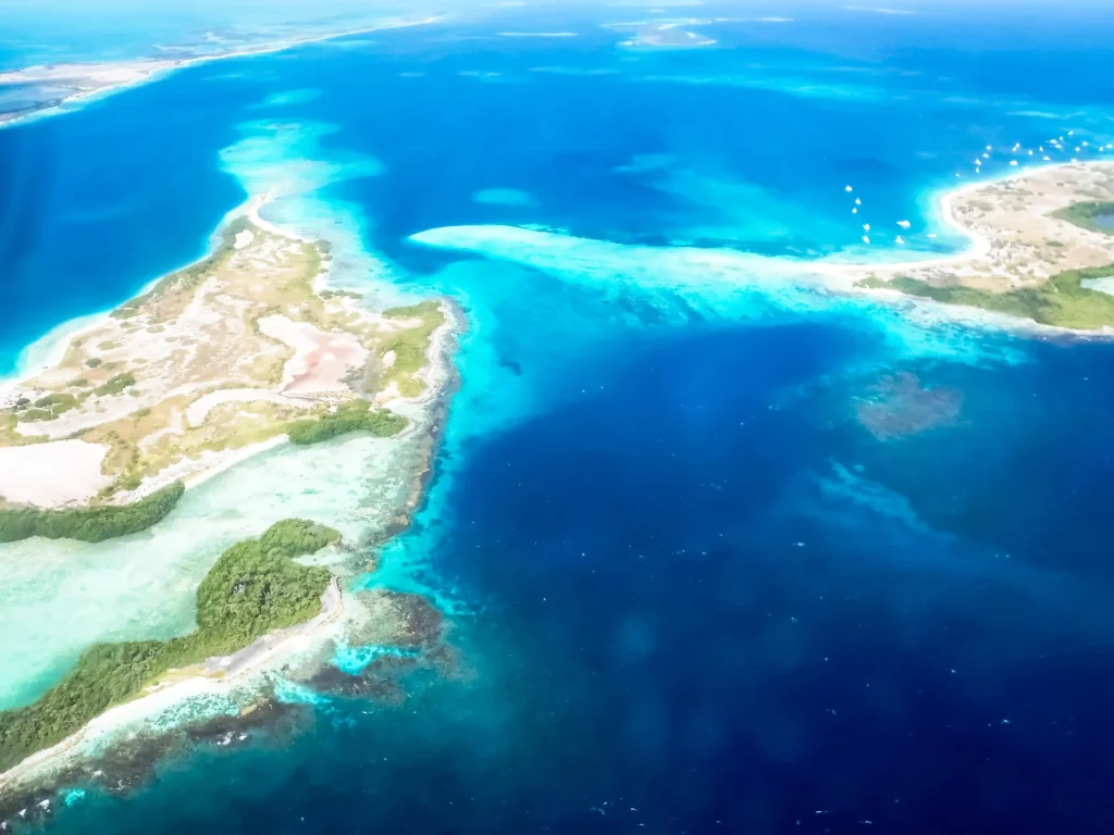 Vista aérea de cayos y aguas turquesas del Archipiélago de Los Roques, Venezuela