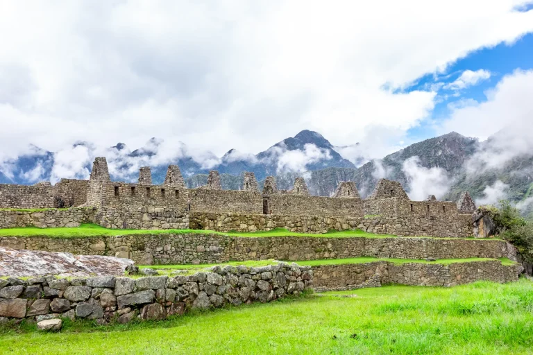 Ciudadela inca de Machu Picchu entre montañas, Cusco, Perú