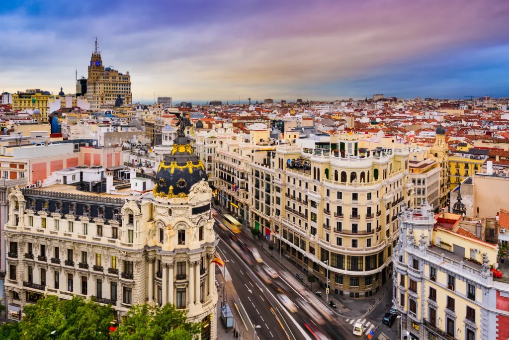 Vista de la Gran Vía con el edificio Metrópolis al atardecer, Madrid, España