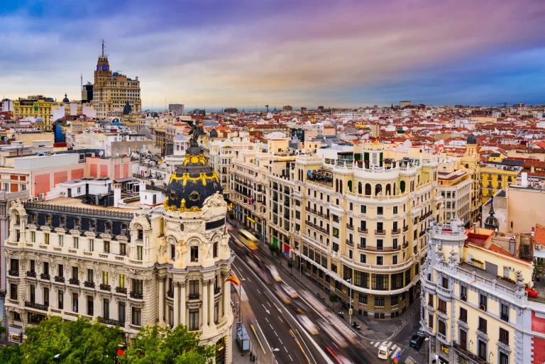 Vista de la Gran Vía con el edificio Metrópolis al atardecer, Madrid, España
