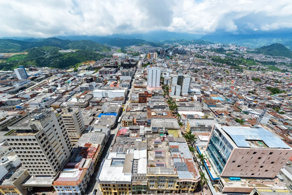 Vista aérea de Manizales entre montañas verdes, Caldas, Colombia