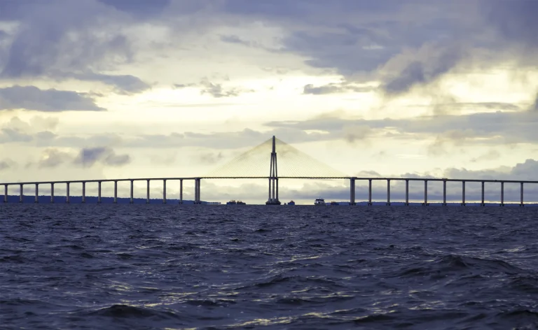 Largo puente atirantado sobre aguas abiertas al atardecer, imagen evocadora del puente sobre el Lago de Maracaibo, Venezuela