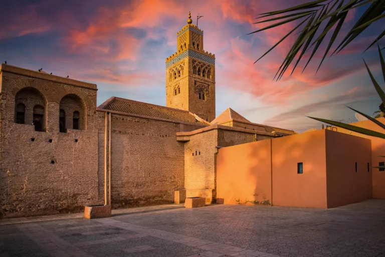 Minarete de la mezquita Koutoubia al atardecer en Marrakech, Marruecos