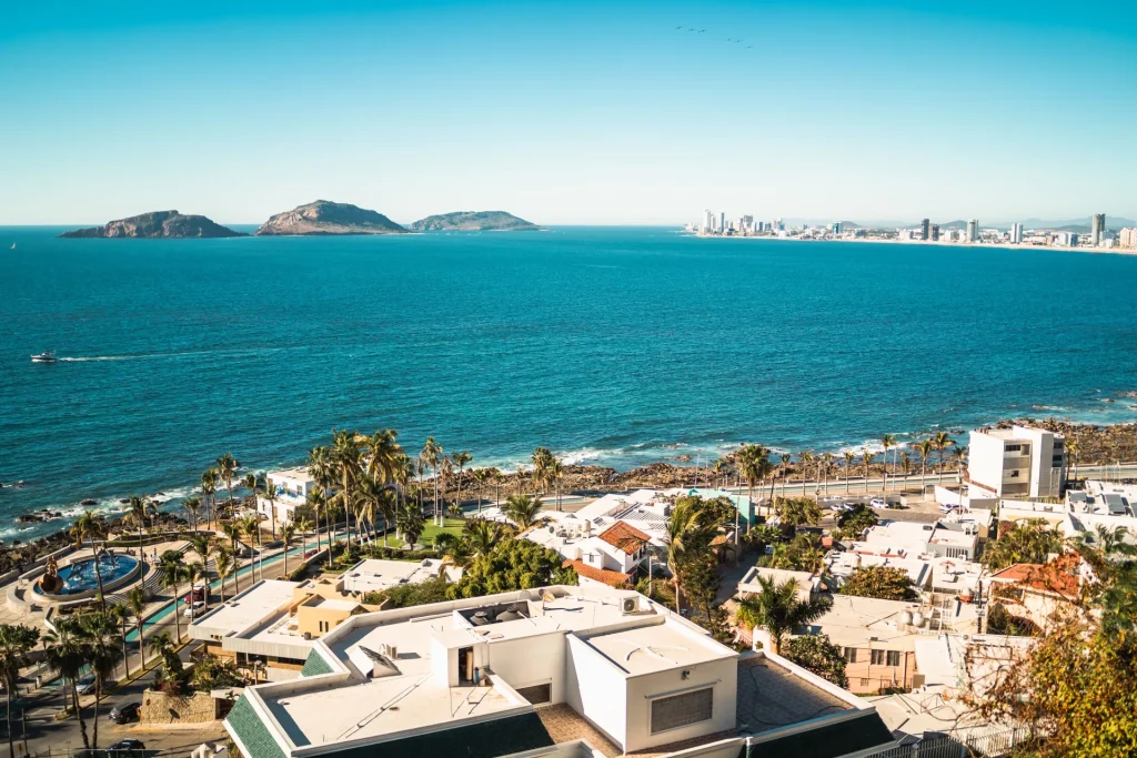 Vista aérea de la costa de Mazatlán con sus islas y el malecón al fondo, Sinaloa, México