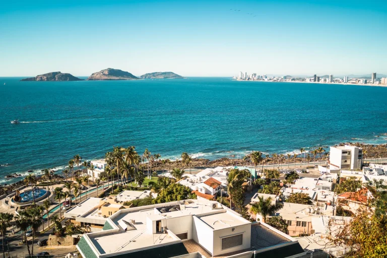 Vista aérea de la costa de Mazatlán con sus islas y el malecón al fondo, Sinaloa, México