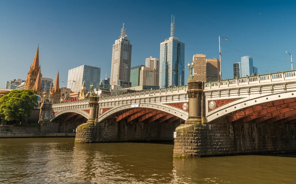 Puente Princes sobre el río Yarra con los rascacielos de Melbourne, Australia