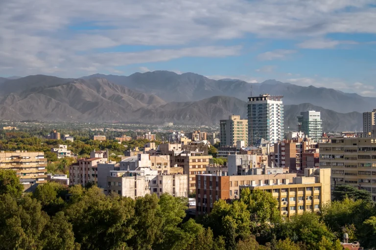 Vista aérea de la ciudad de Mendoza con la cordillera de los Andes al fondo, Argentina