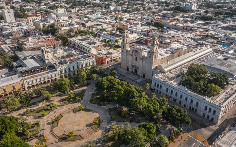 Vista aérea de la Plaza Grande y la Catedral de San Ildefonso en Mérida, Yucatán, México