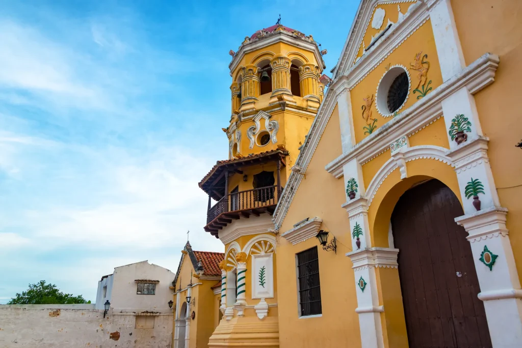 Iglesia colonial de Santa Bárbara con su torre amarilla en Santa Cruz de Mompox, Colombia