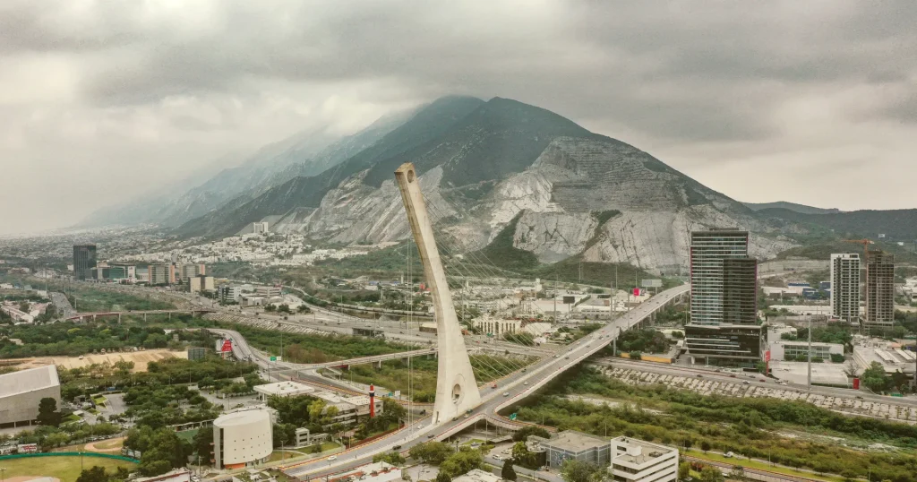 Vista aérea de Monterrey con el Puente de la Unidad y la Sierra Madre al fondo, Nuevo León, México