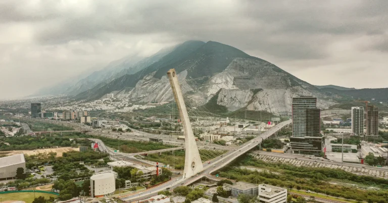 Vista aérea de Monterrey con el Puente de la Unidad y la Sierra Madre al fondo, Nuevo León, México