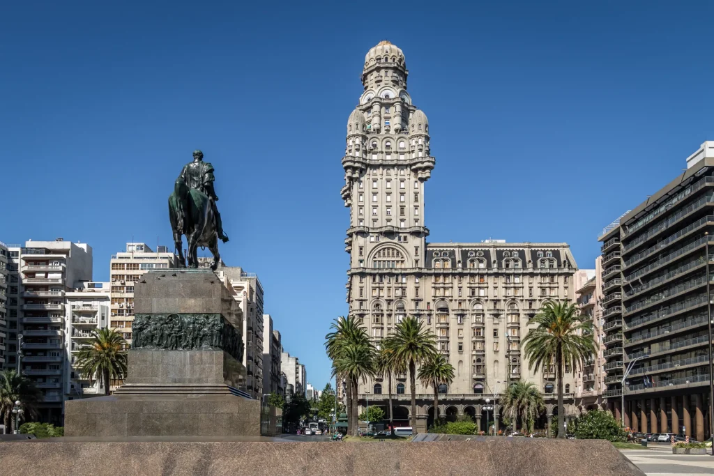 Plaza Independencia con la estatua de Artigas y el Palacio Salvo en Montevideo, Uruguay