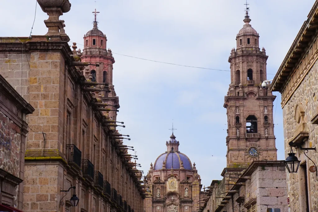Torres de la Catedral de Morelia y edificios coloniales de cantera rosa, Michoacán, México