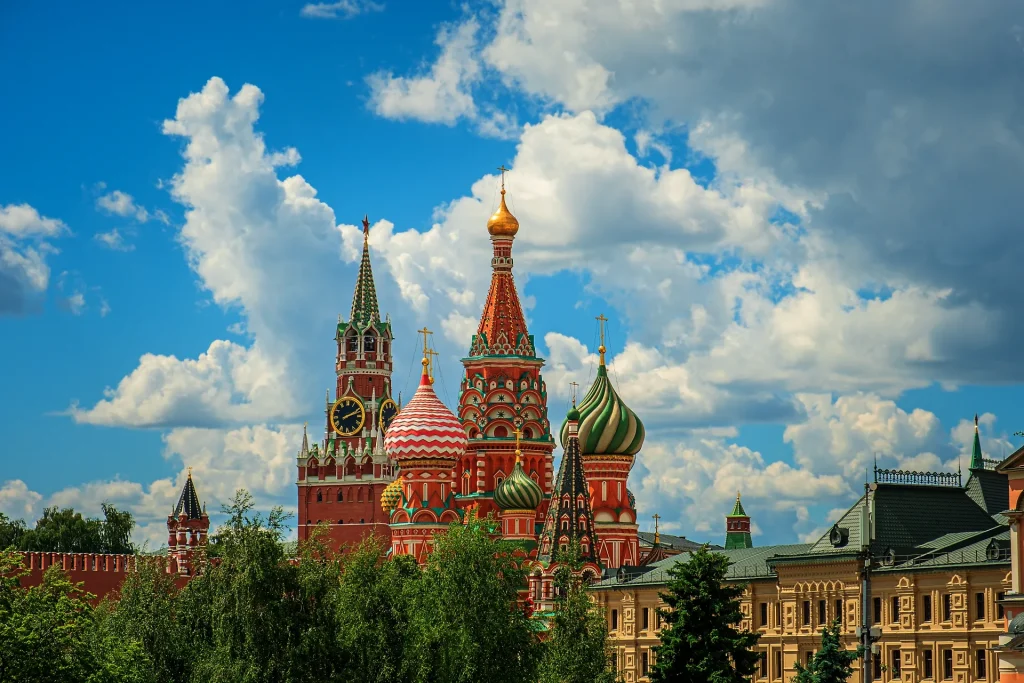 Catedral de San Basilio y torre Spásskaya del Kremlin en la Plaza Roja, Moscú, Rusia