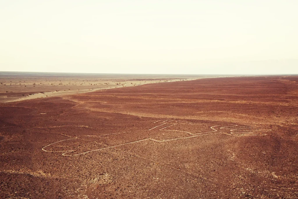 Pampa desértica de Nazca con un geoglifo visto desde el mirador, Perú