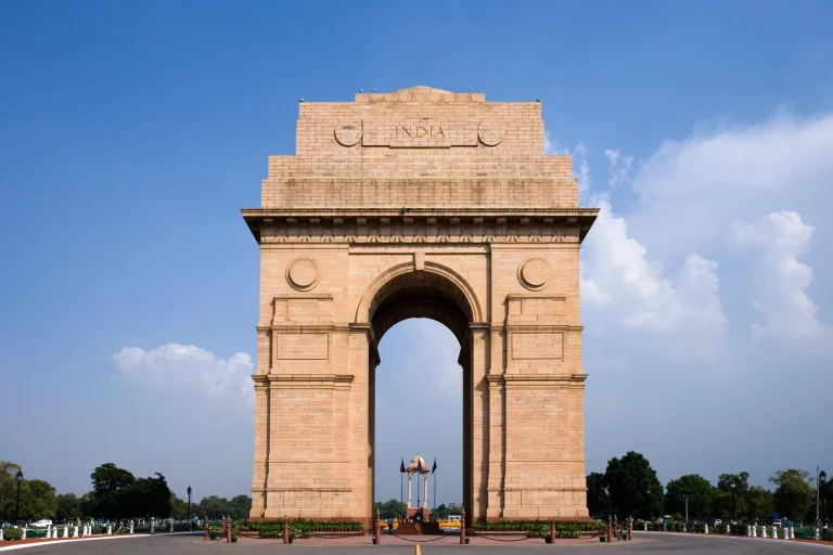Monumento de la Puerta de la India (India Gate) bajo cielo azul, Nueva Delhi, India